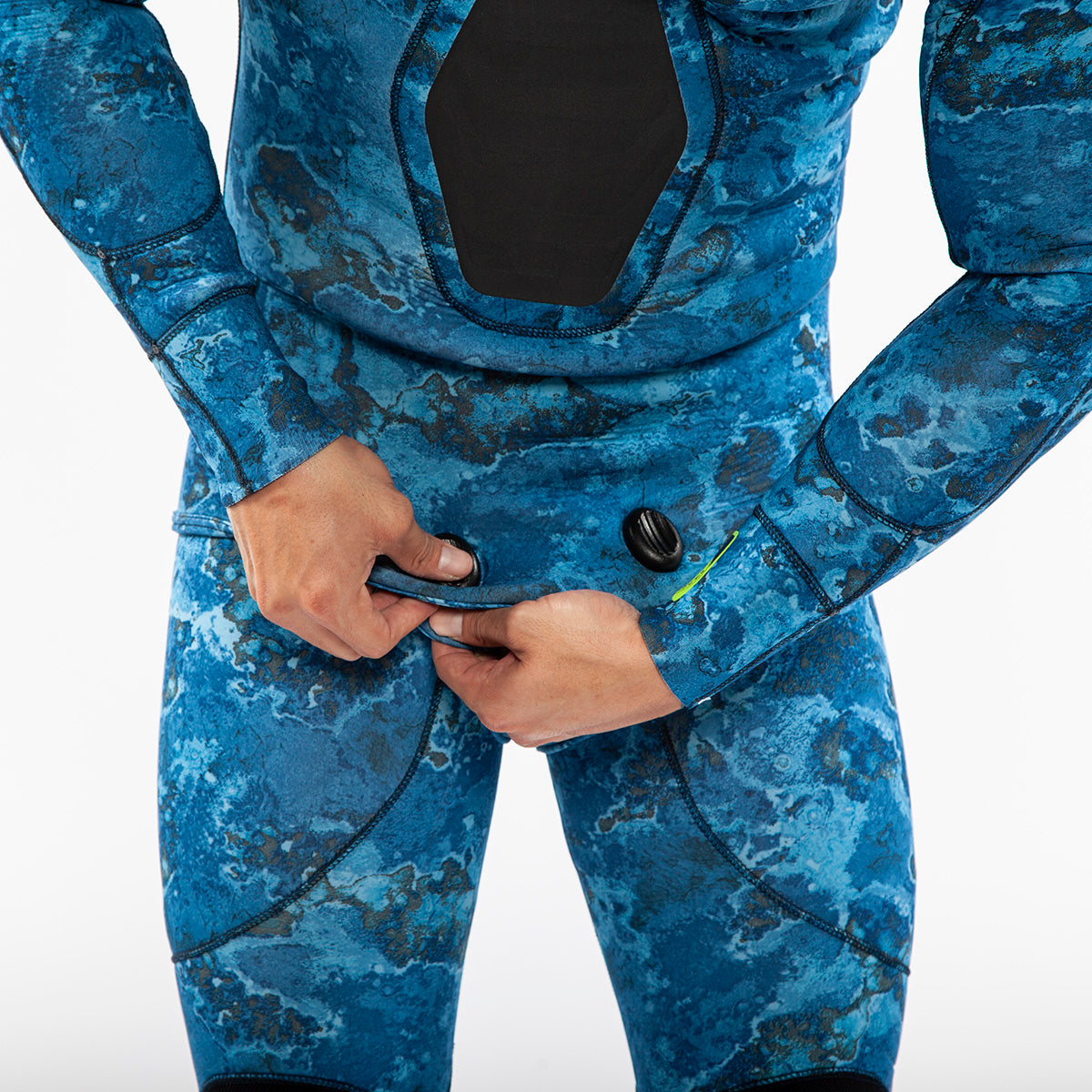 clip function for the camouflage wetsuit